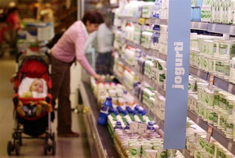 nosečnica pri nakupovanju živil