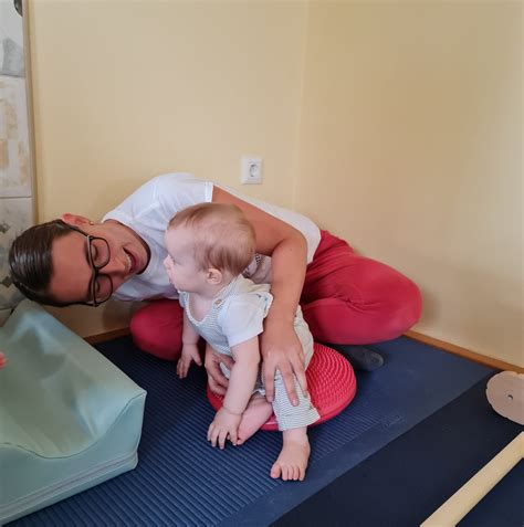 Dojenček v položaju na vseh štirih, pripravljen na kobacanje