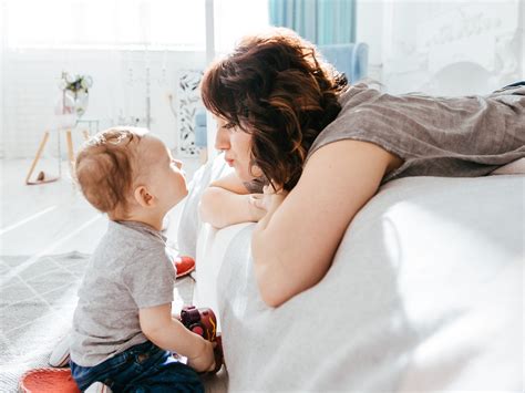 Ilustracija mamice z dojenčkom, ki uživa v piškotih