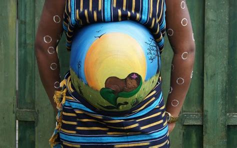 Nosečnica posluša srce dojenčka