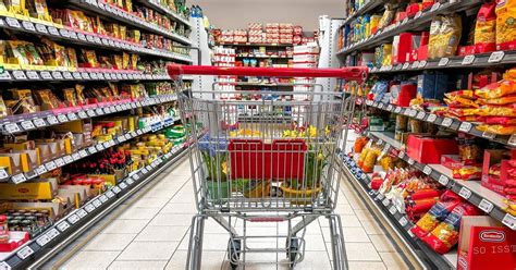 Nosečnica v trgovini z živili, ki pregleduje sire