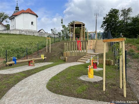 Otroško igrišče z gugalnico, toboganom in peskovnikom