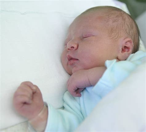 dojenček je novorojenčka prva hrana