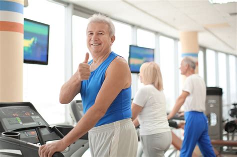 Diagram, ki prikazuje, kako ledvice filtrirajo kri in izločajo kreatinin.