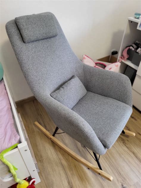 Gugalni stol za dojenje z otrokom