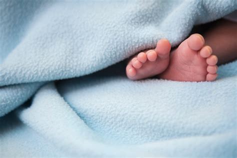 Novorojenček med prvim podojem