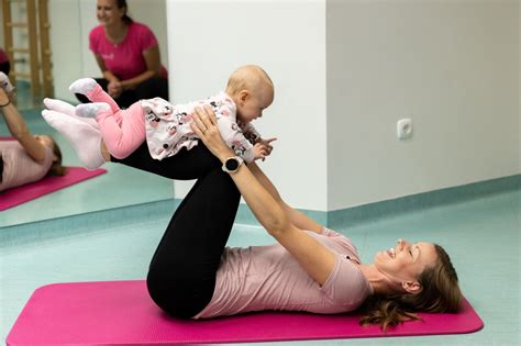 Mamice z dojenčki izvajajo vadbo na prostem
