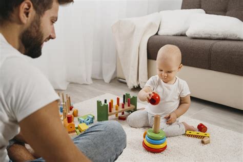 Otrok sestavlja mini pico z različnimi dodatki