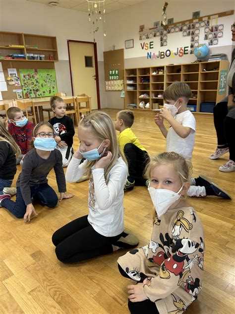 Ilustracija princeske in dojenčka v vrtcu