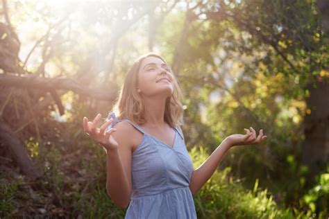Ženska na sprehodu v naravi