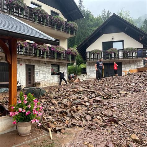 Infografika, ki prikazuje katera zdravila so na splošno varna za uporabo med dojenjem (npr. paracetamol, ibuprofen) in katera se odsvetujejo (npr. aspirin).