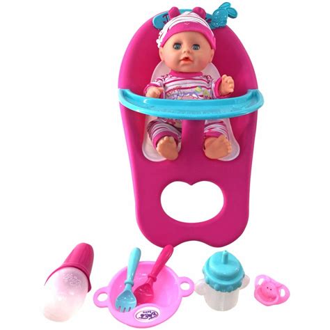 Dojenček v otroškem sedežu med hranjenjem