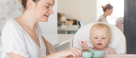 Dojenček, ki zavrača hrano s pogledom stran