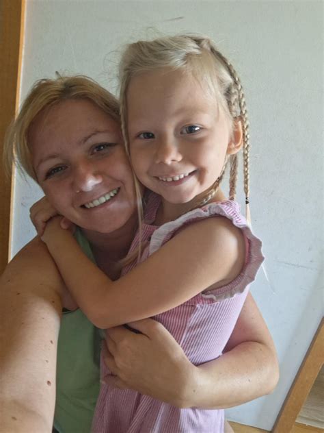 Otrok poskuša prijeti dve igrački hkrati