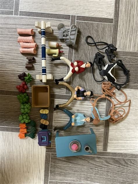 Različni pripomočki za igro, ki so priloženi dino vozičku