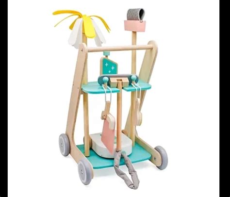 Otrok ponosno vleče svoj dino voziček s pripomočki