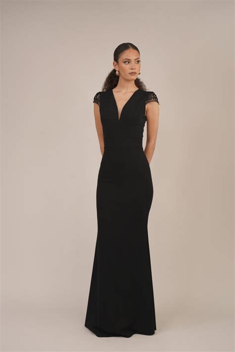 Ženska v elegantni obleki za dojenje na svečanem dogodku