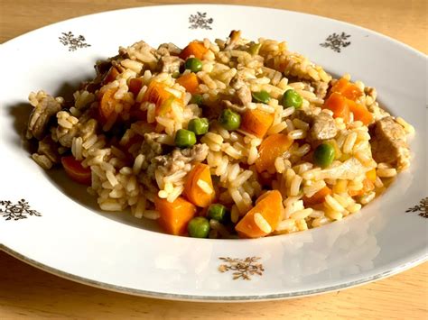 slika zdravega obroka s pustim mesom in zelenjavo