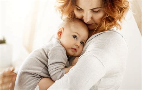 Slika dojenčka, ki spi v naročju