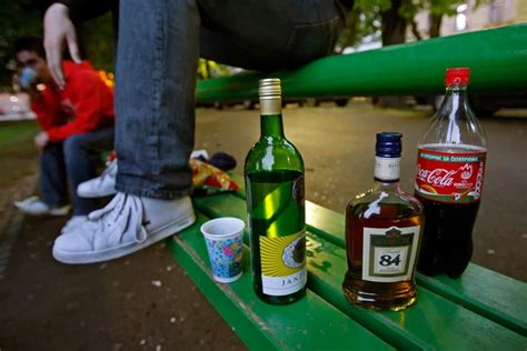 Ilustracija nosečnice, ki zavrača alkoholno pijačo