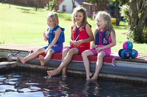 Otrok z veseljem uporablja plavalno desko za učenje plavanja