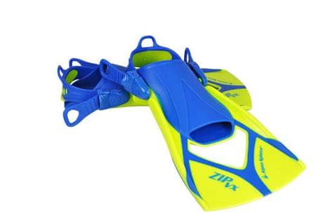 Otrok z navdušenjem uporablja plavalne plavuti v bazenu