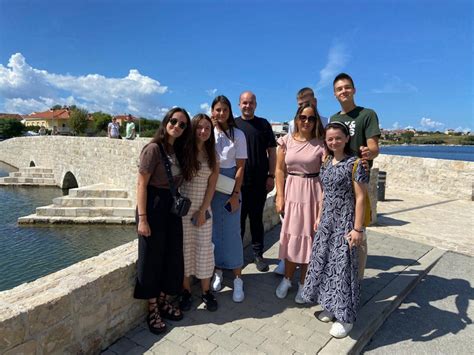Skupina mladih na maturantskem izletu