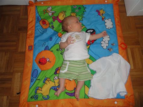 Noga dojenčka v fetalnem položaju