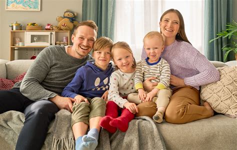 Srečna družina v trgovini Baby Center