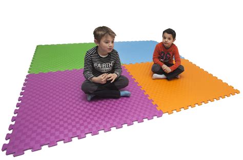 Otroška tatami podloga sestavljena v ograjen prostor
