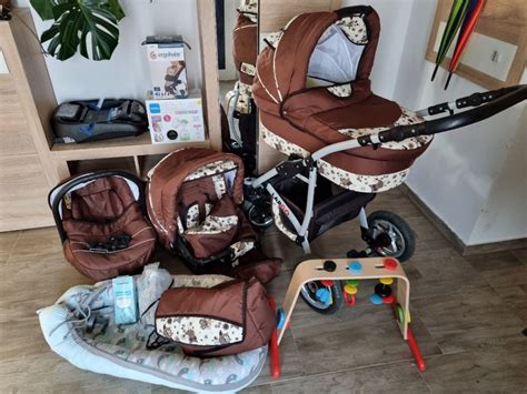 Nosečnica, ki izbira otroške stvari