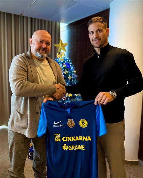 Mlada mamica z dvema otrokoma