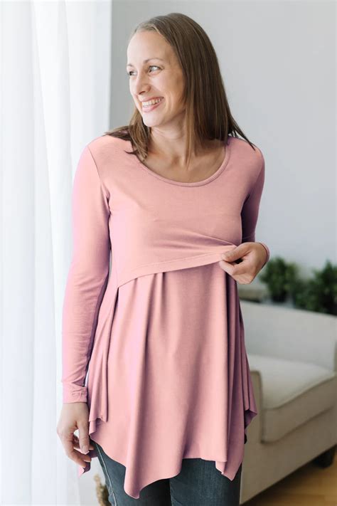 Modna tunika za dojenje v kombinaciji s pajkicami