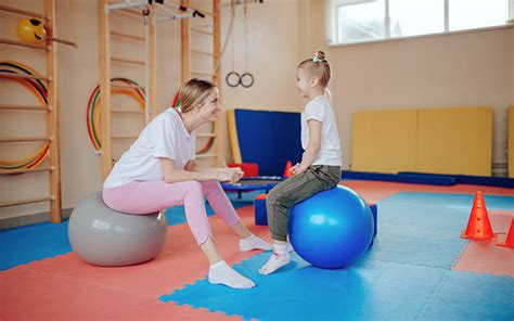 Dojenček izvaja vajo na gimnastični žogi