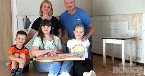 Družina s štirimi člani, vključno z dvojčki