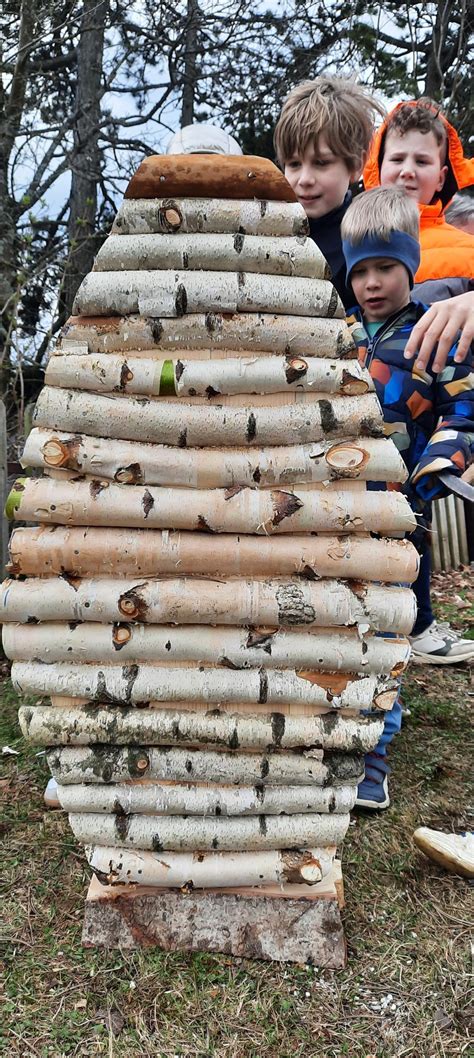 Fotografija otrok, ki izdelujejo gregorčke iz naravnih materialov