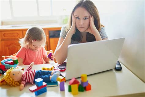 Ilustracija ženske, ki skrbi za otroka med delom na daljavo