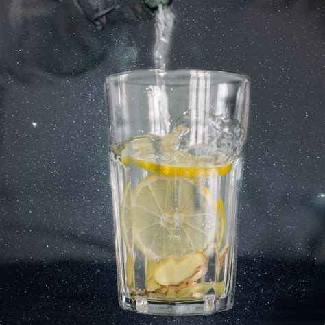 narezana limona v kozarcu vode