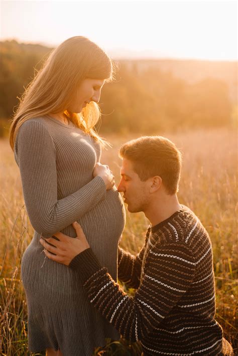 Nosečnica izvaja jogo v naravi