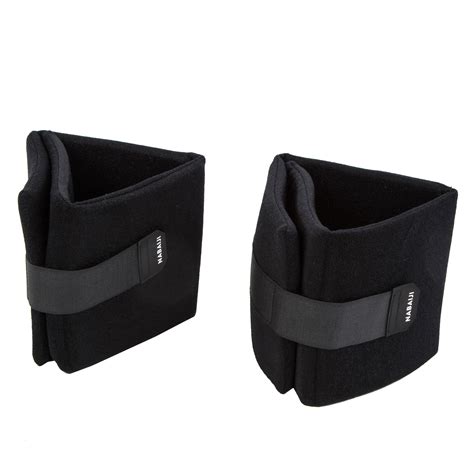 Nosečnica v bazenu, ki izvaja vodno aerobiko