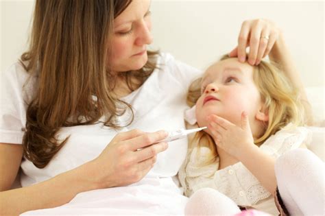 Otrok z vročino in termometrom