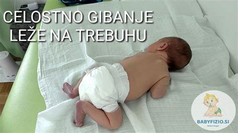 Novorojenček na trebuhu, ki dviguje glavo