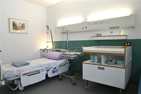 Notranjost sodobno opremljene porodne sobe v ljubljanski porodnišnici