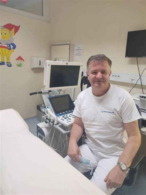 Ženska v bolnišnici med posvetom z zdravnikom o nosečnosti