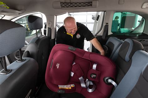 Diagram prikazuje pravilen način namestitve otroškega varnostnega sedeža z isofix sistemom