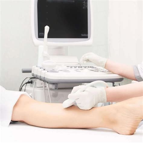 Ženska, ki gleda na ultrazvok