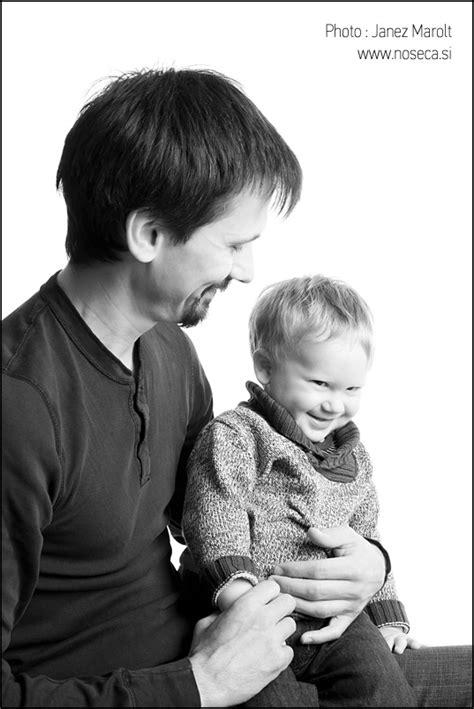 Simbolična fotografija dveh dojenčkov, ki se držita za roki.