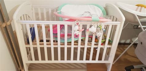 infografika o dnevnem vnosu tekočine za dojenčke