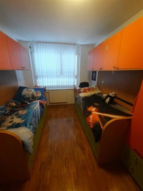 Notranjost sodobne bolniške sobe z ločenim ležiščem