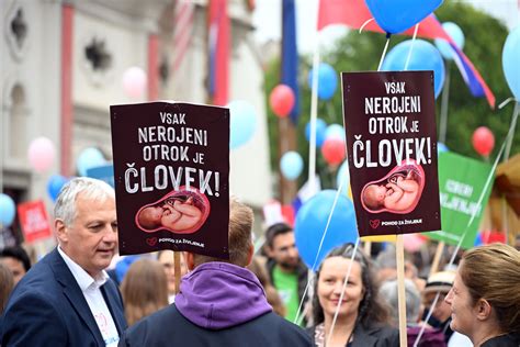 Nosečnica z razrezano slovensko zastavo